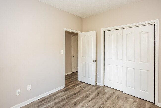 Building Photo - 11878 Meadhaven Dr