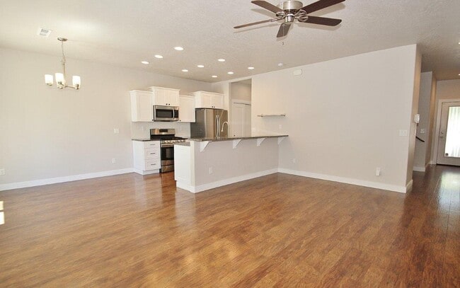 Building Photo - Immaculate Townhouse in Quiet Community