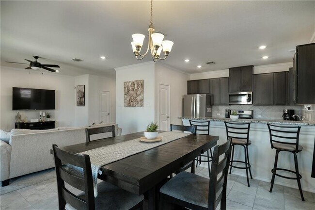 Building Photo - 521 Bradford Ln