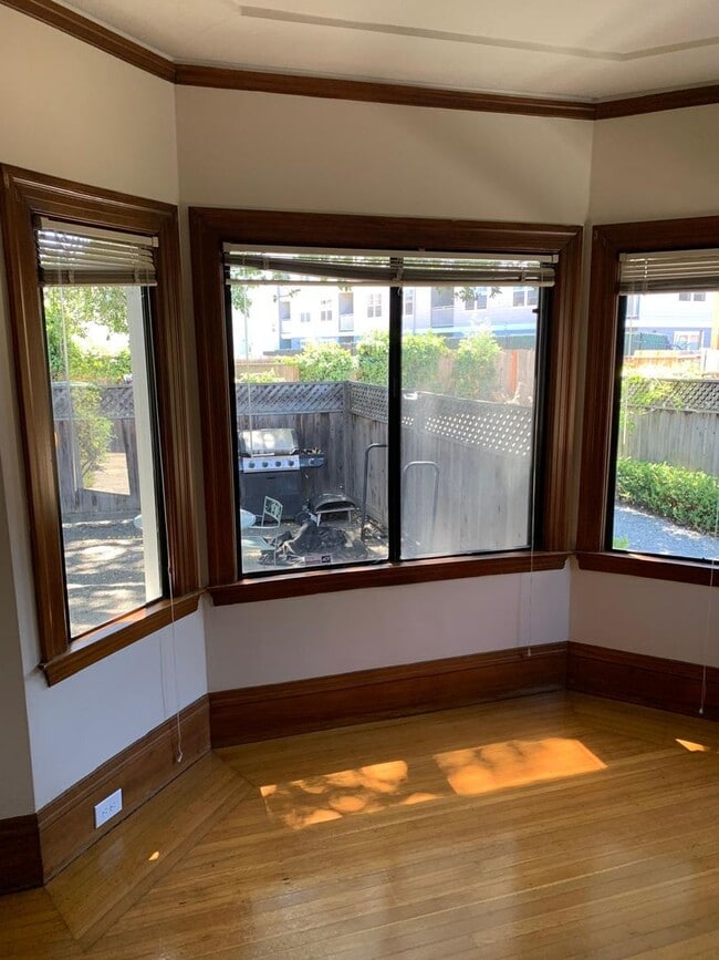 Building Photo - Welcome To Your New Home In The Heart Of O...