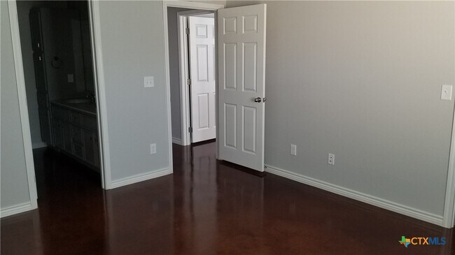 Building Photo - 318 Lowes Blvd