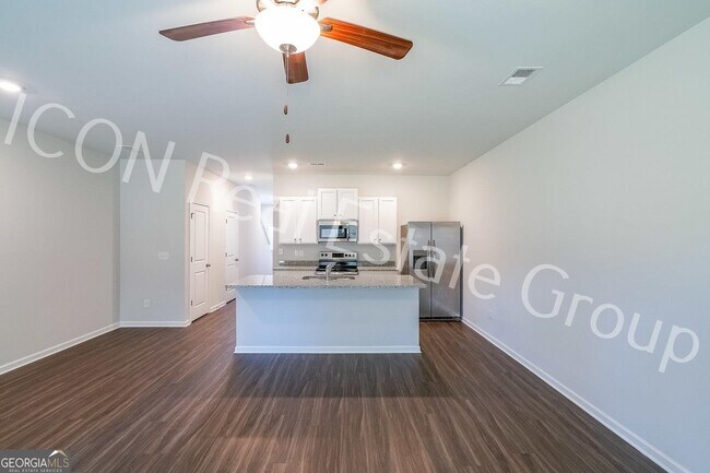 Building Photo - 124 Village Green Dr