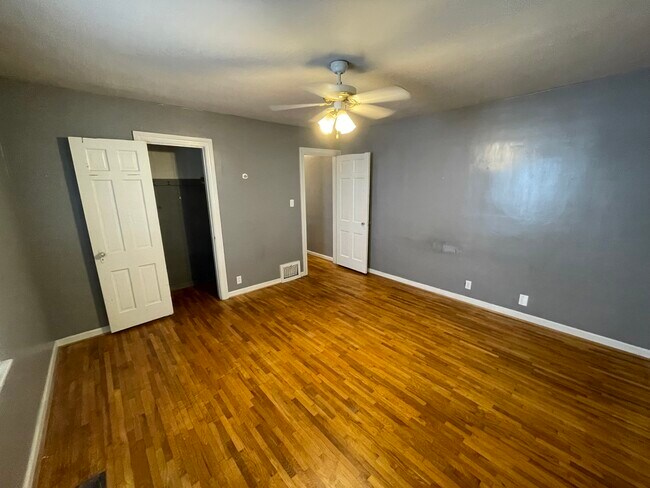 Building Photo - 928 Monterey Ave