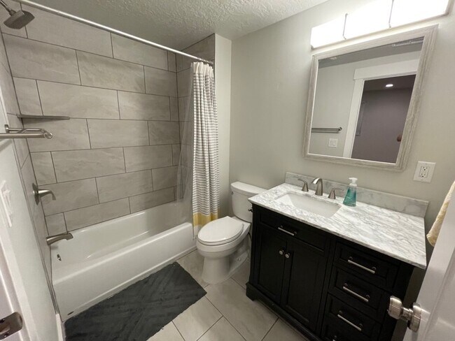 Building Photo - 3807 E Cunninghill Dr