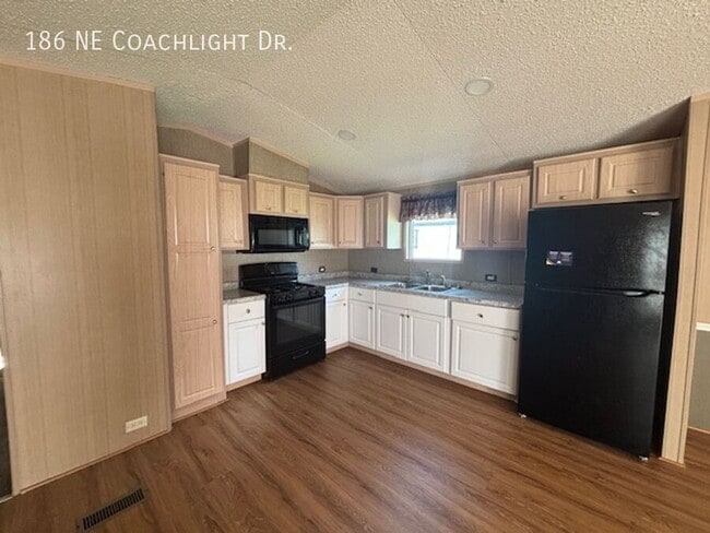 Building Photo - 186 Coachlight Dr