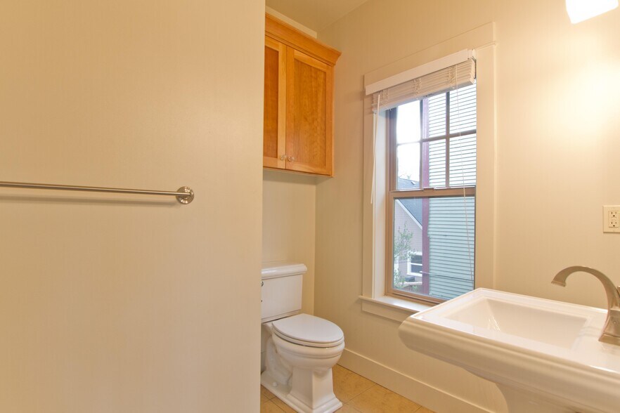 Building Photo - 1062 SE Webber St