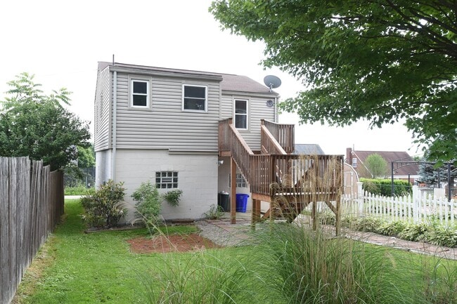 Building Photo - 2-Bedroom, 1-Bath Single-Family Home with Integral Garage and Renovated Interior for Rent