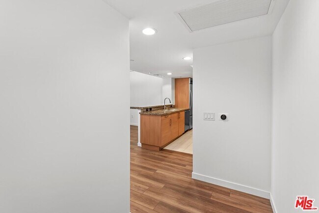 Building Photo - 13650 Marina Pointe Dr