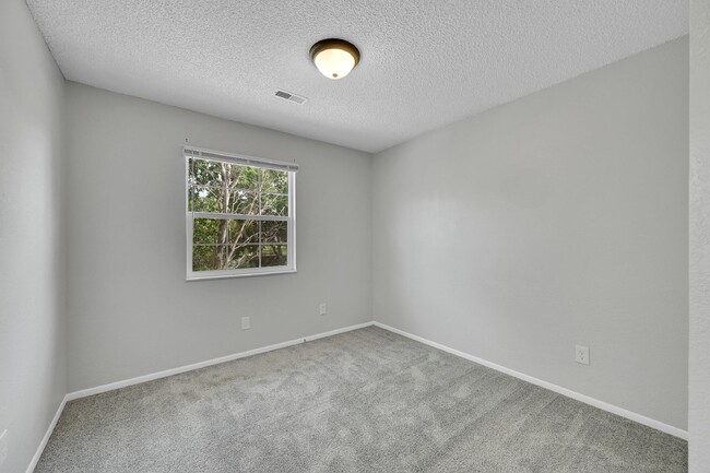 Building Photo - 3 Bed/1.5 Bath - Townhome in Colorado Spri...