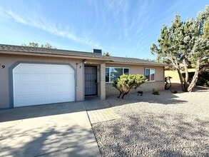 Building Photo - Newly Remodeled 2 bed 1 bath!