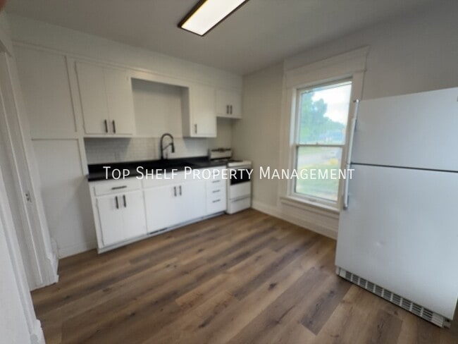 Building Photo - 802 1st Ave W