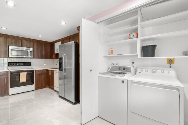 Building Photo - 500 Oaks Ln