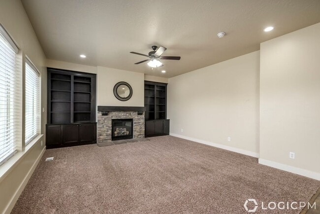 Building Photo - Stunning Single Family Home In Excellent L...