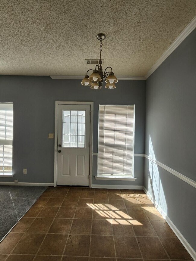 Building Photo - 221 Shenandoah Dr