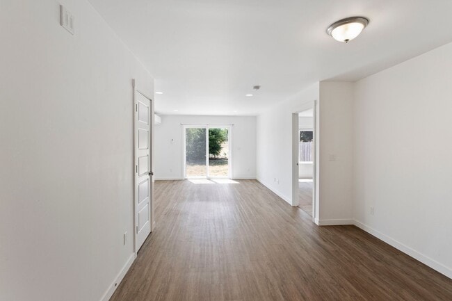 Building Photo - $1000 Move in Credit! 4 Bed 2.5 Bath - Townhome - Hillcrest - NAS Whidbey