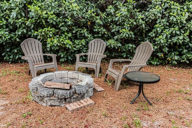 Building Photo - Pet-Friendly Home with Private Pool in Des...