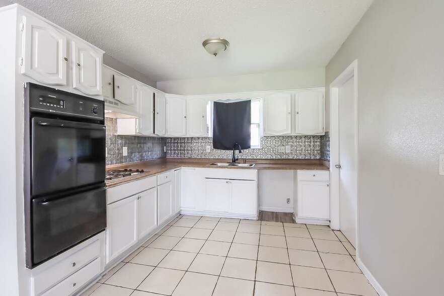 Building Photo - 11235 Lemond Dr