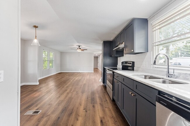 Building Photo - 3 bed 2 bath