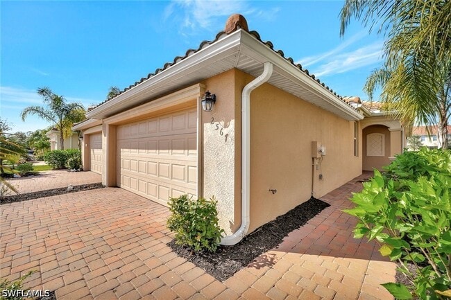 Building Photo - 2567 Vine Ave