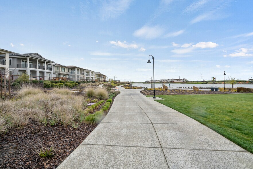 Building Photo - 2430 Shore Vis