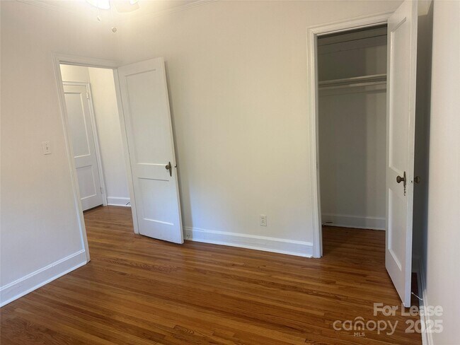 Building Photo - 900 Everett Pl