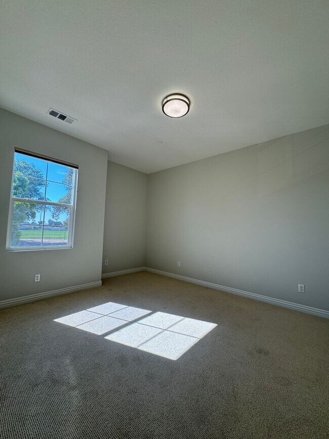 Building Photo - Modern 5 Bed, 4.5 Bath Home in Tustin Legacy