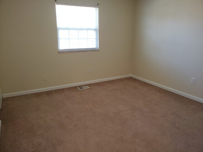 Building Photo - 1215 Weybridge Rd