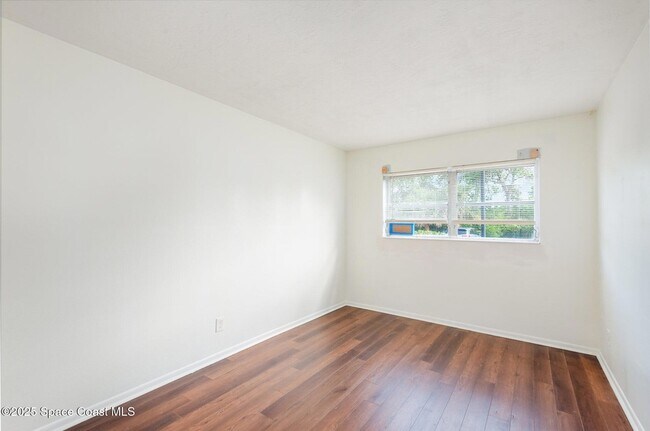 Building Photo - 223 Columbia Dr