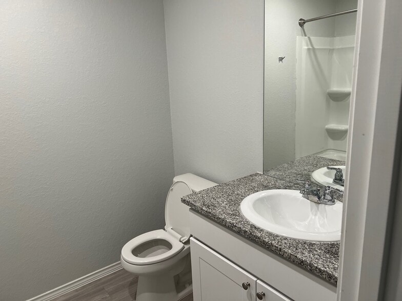 Toilet and bathtub - 9726 Mill Dam
