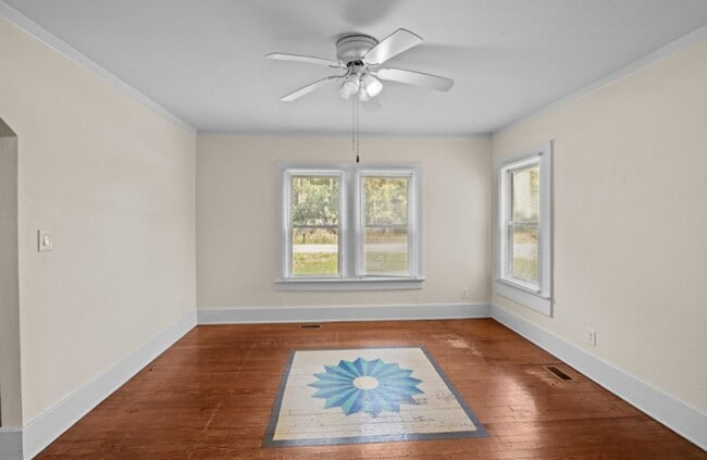 Building Photo - Vintage Charm, 4 BR, Spacious, Close To Ev...
