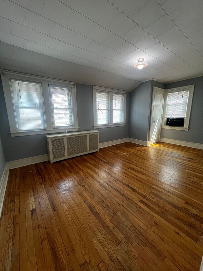Building Photo - 2 Bed, 1 Bath- Single Family For Rent in t...