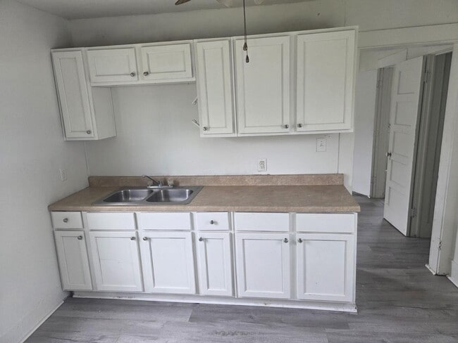 Building Photo - 305 S Cleveland Ave