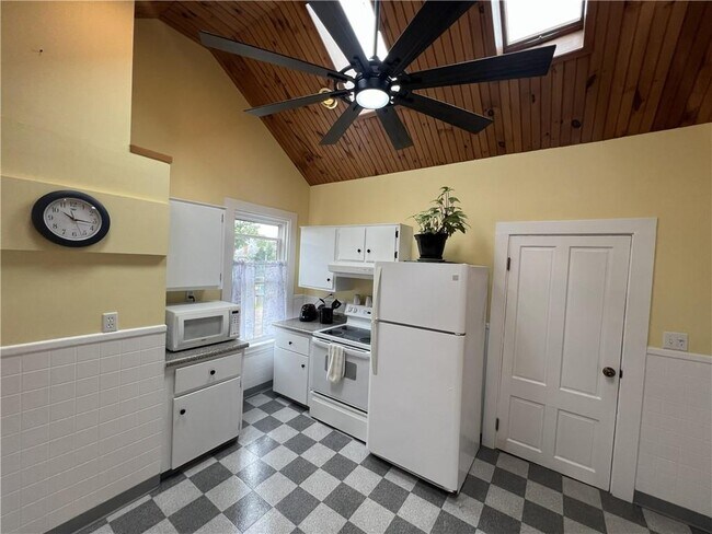 Building Photo - 13 Newport Ave