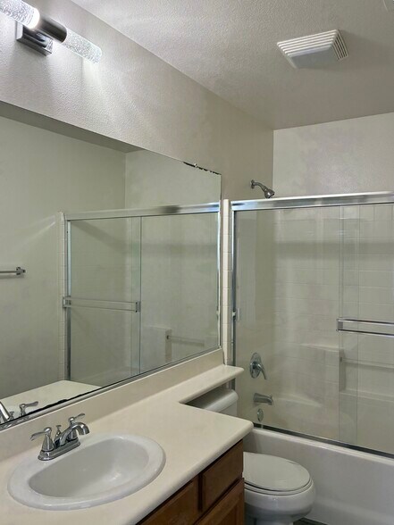 Second floor hallway bathroom, across from two bedroom - 1617 Norton St