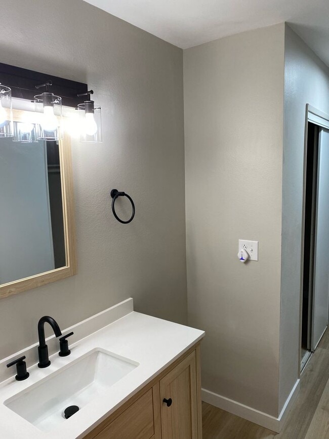 Building Photo - 1 Bed 1 Bath Remodeled Condo for Rent in Lawndale with ALL Utilities included