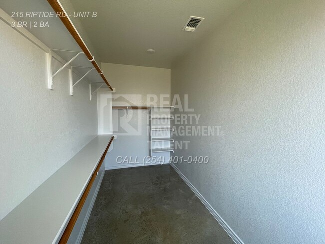 Building Photo - 215 Riptide Rd