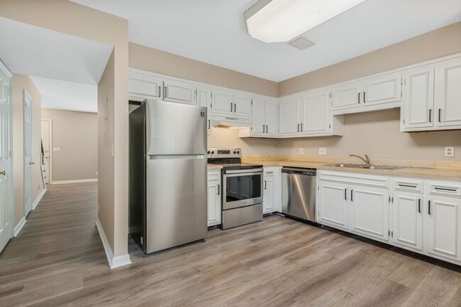Building Photo - Convenient Brentwood Condo