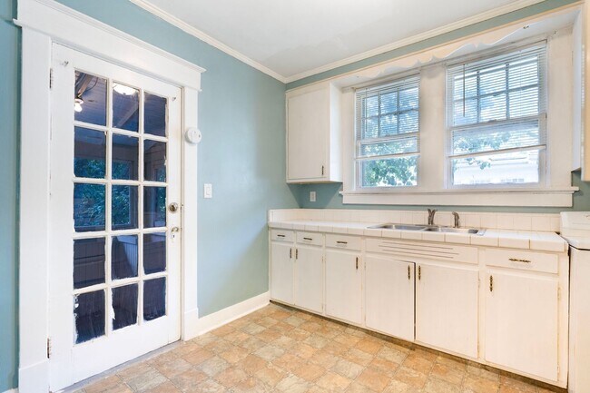 Building Photo - Charming Historic 2BR Apartment with Garag...