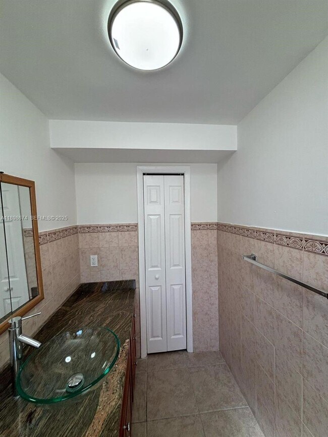 Building Photo - 215 SE 3rd Ave