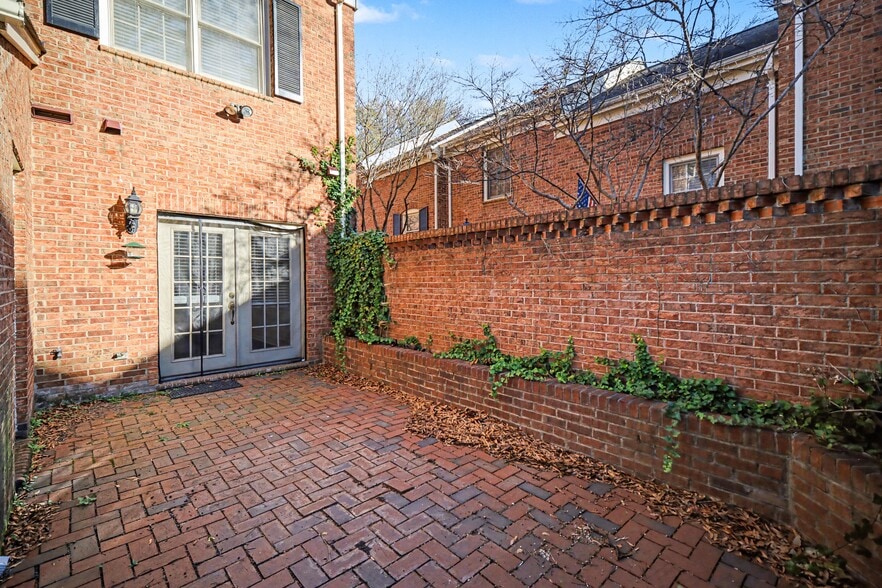 Building Photo - 520 N Poplar St