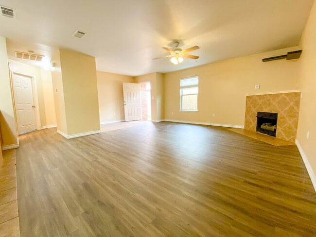 Building Photo - Spacious 3 Bedroom Duplex in Cooper!
