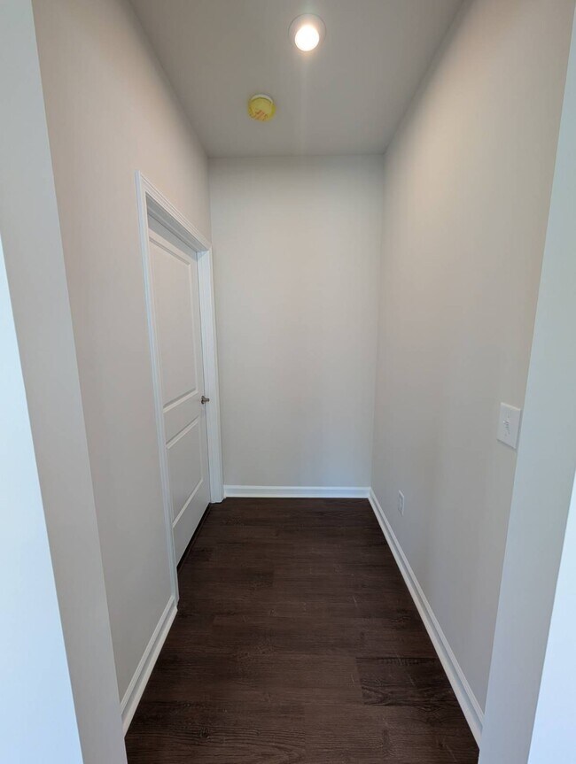 Building Photo - 985 Tess St