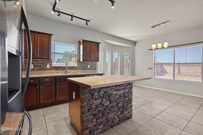 Building Photo - 3261 Garden Point Dr