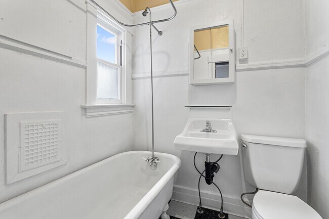 Building Photo - 1 Bedroom with den close to SW! Walking di...
