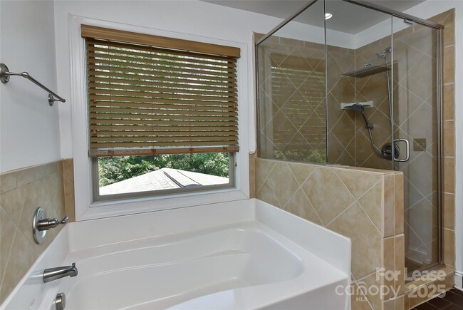 Building Photo - 549 Daventry Ct