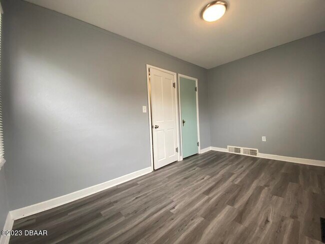 Building Photo - 215 N Oleander Ave