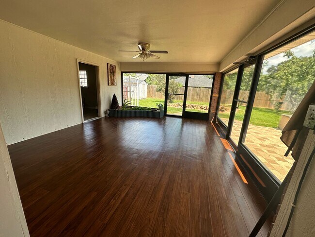 Building Photo - Beautiful South Bossier Home with Sunroom!