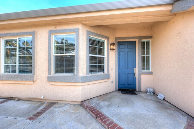 Building Photo - OPEN FLOOR PLAN WITH SIDEYARD PARKING AND ...