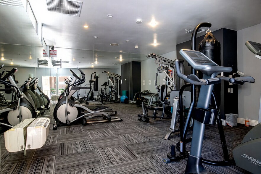 Building Photo - 18350 Hatteras St