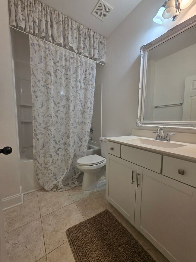 Building Photo - Hendersonville one level villa community amenities included